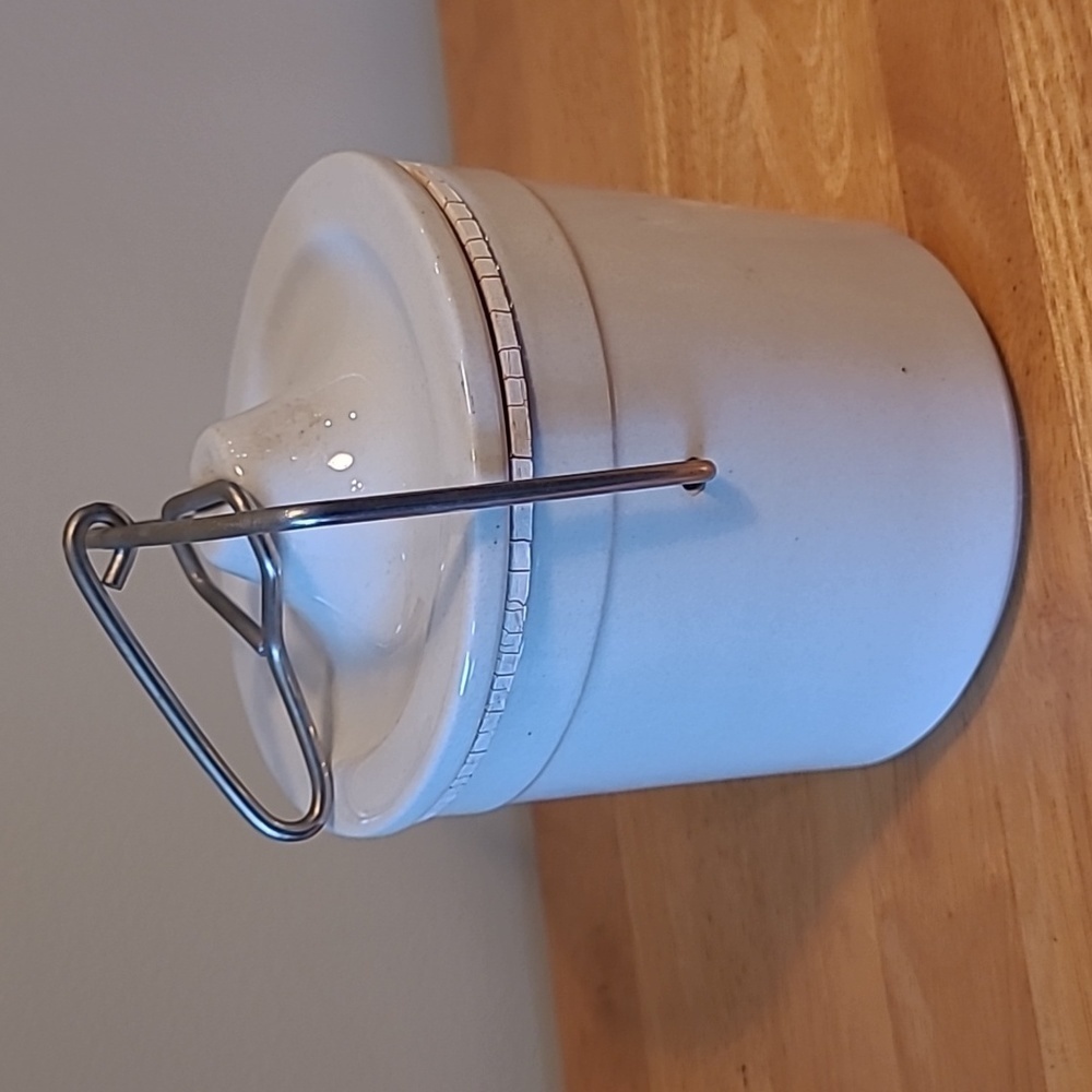 VINTAGE Cylindrical Stoneware Cheese Crock with Lid and Metal Wire Bail Closure - Picture 5 of 17